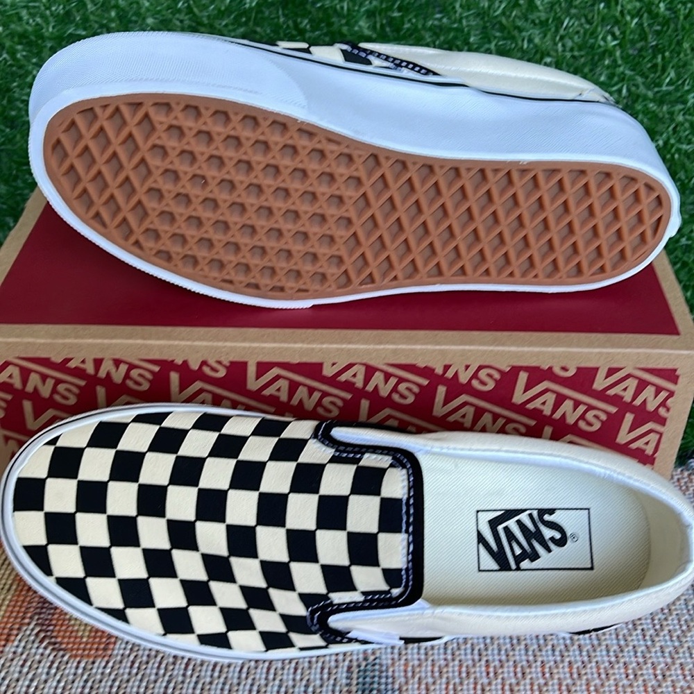 Vans WMNS Classic Slip-On Stackf
Checkerboard Black/Classi
VN0A7Q5RTYQ
Platforms - Picture 3 of 16